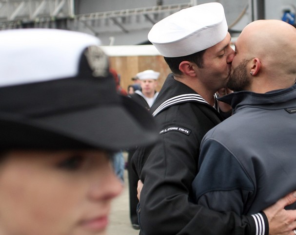 NavyKiss0303_KSLO_StennisHome1697_t607.jpg